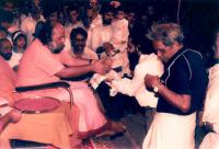 (Late) Shri Vivek Gokarn and (Late) Shri Gopal Prabhu with our with our Parama Guru - 1988  (Pic Courtesy Sh. Suresh Malla)